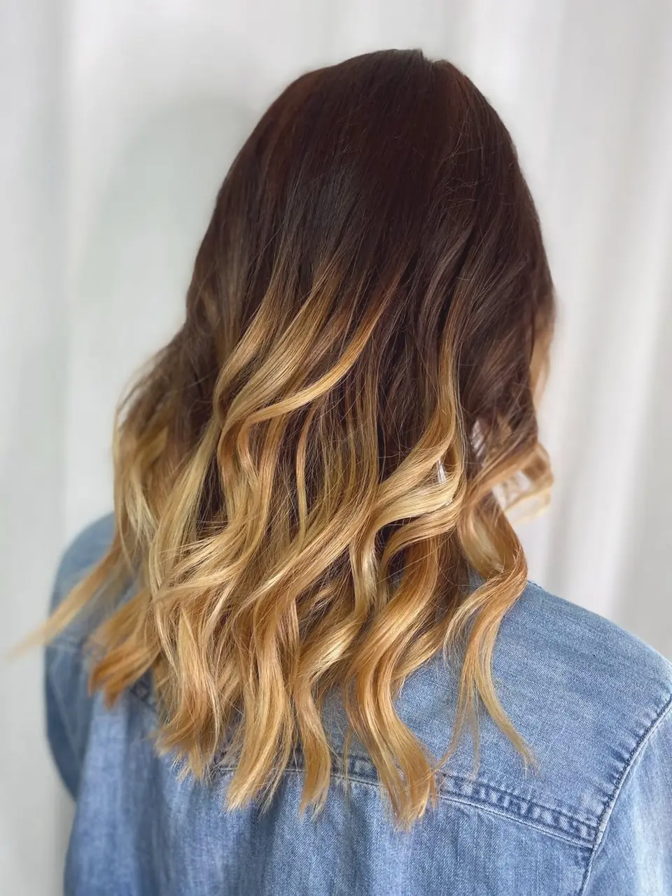 Brown hair with a warm balayage through the lengths, seen from behind